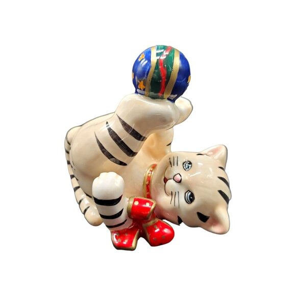 Trio Of Playful Kittens Playing with Circus Balls Porcelain Figurines - Picture 11 of 16
